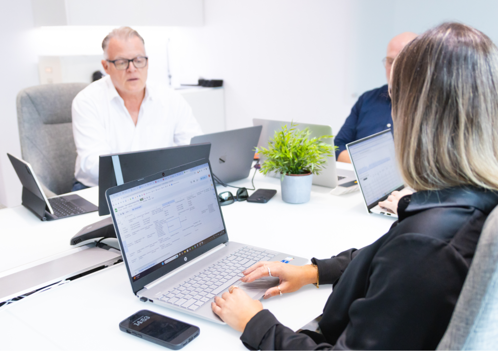 équipe qui travaille sur les communications numériques
